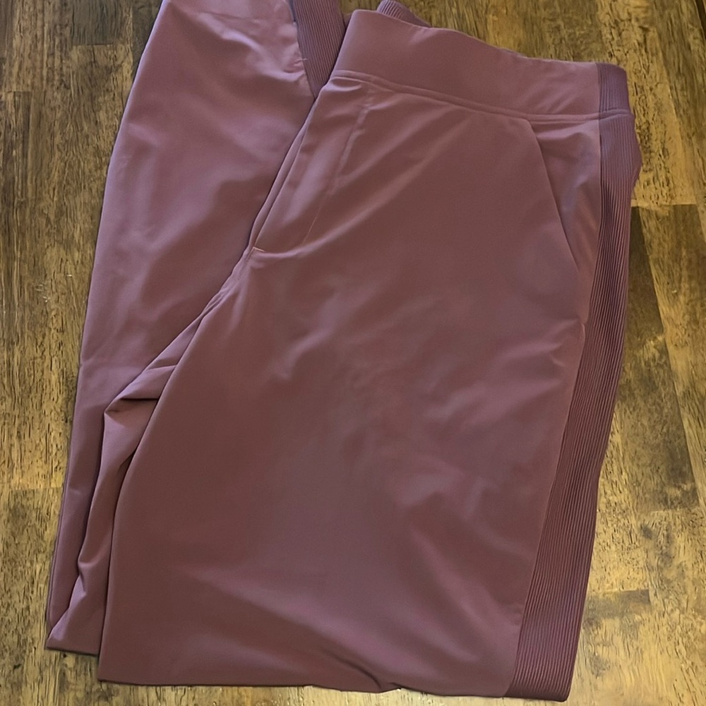 🩷MONDAY PRICE DEAL🩷 Athleta Brooklyn dark pink bottoms
